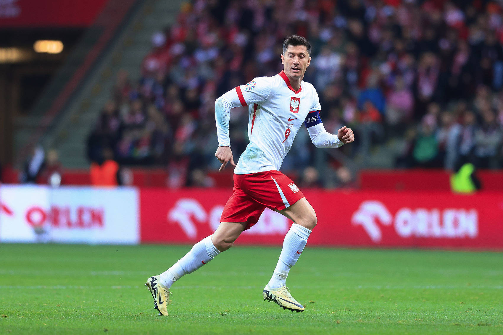 波兰队在欧预赛中意外逆袭实现胜利,全场震撼 波兰队在欧预赛中意外逆袭实现胜利,全场震撼