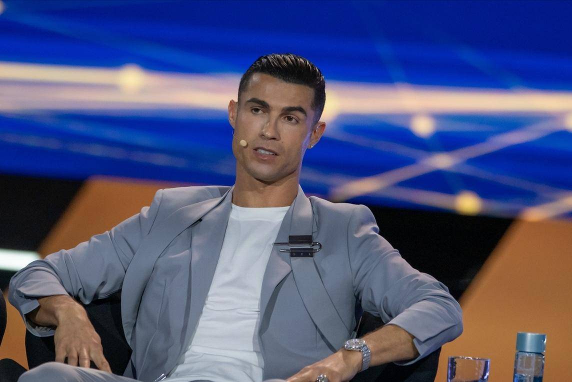 天王再现！C罗突破纪录，蝉联金球奖，稳步上升