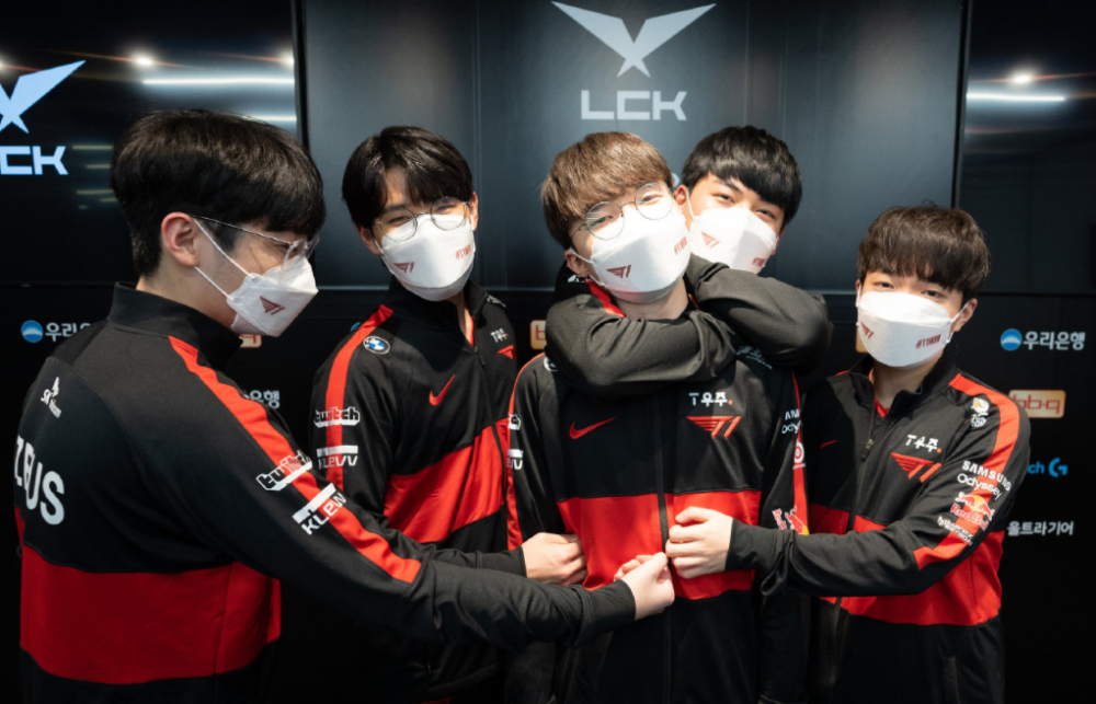 RNG碾压TL，Zeus打出惊人五杀强强对话成都决赛之夜，点燃全场激情