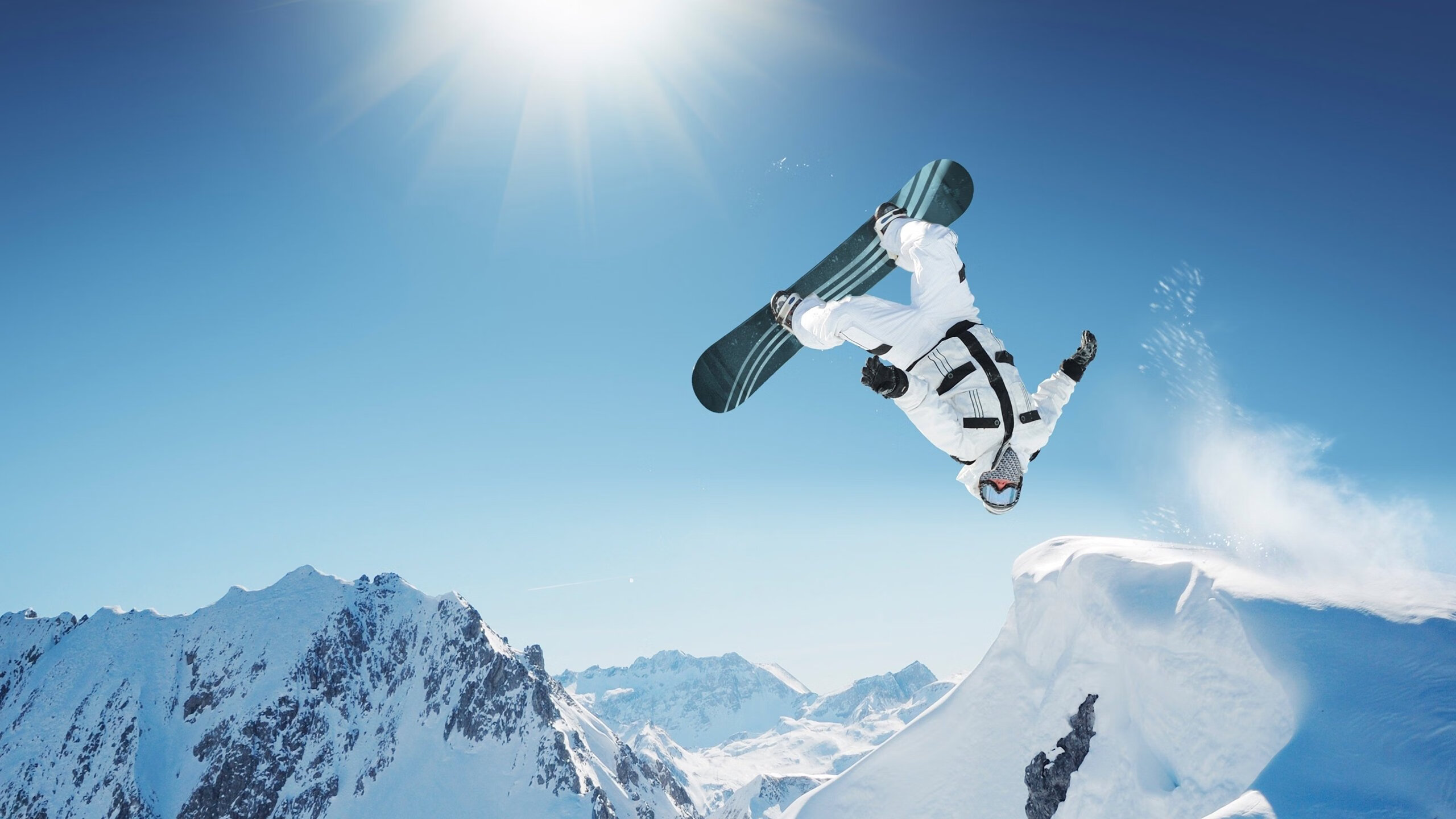 双线告捷，绿茵场与赛车道的接管艺术—当足球哲学遇见F1的极限节奏