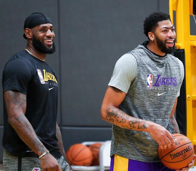 北京队完胜湖人，浓眉哥状态火热